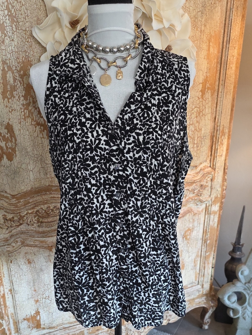 Terra & Sky Black and White Sleeveless V-Neck Blouse